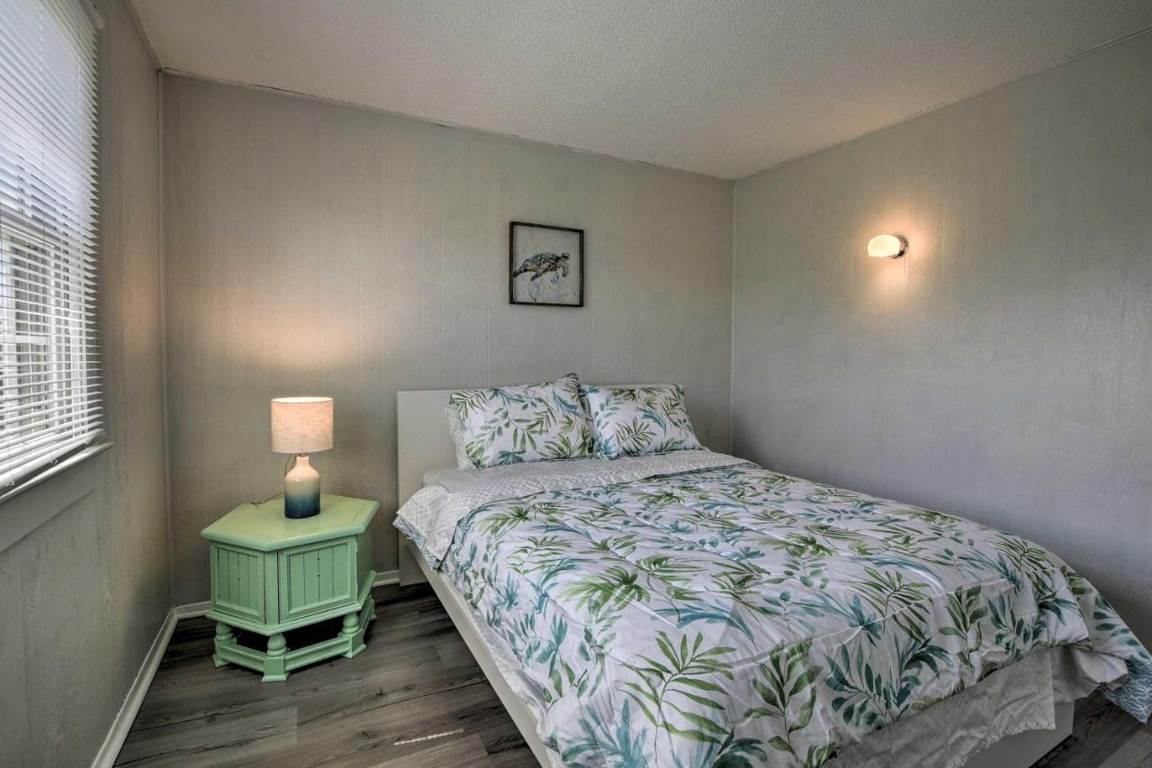 Oak Island Beach Abode With Deck Walk To Shore! Eksteriør bilde