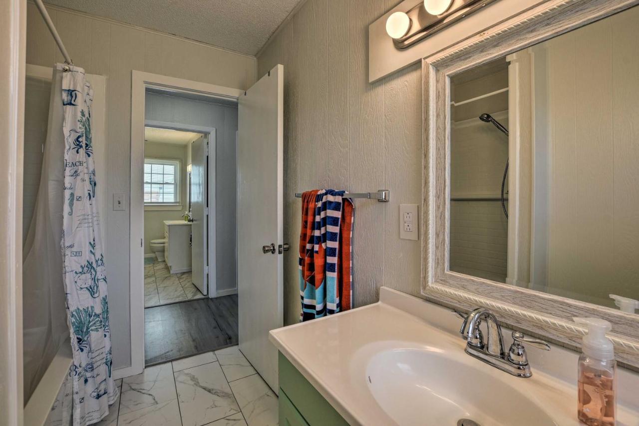 Oak Island Beach Abode With Deck Walk To Shore! Eksteriør bilde