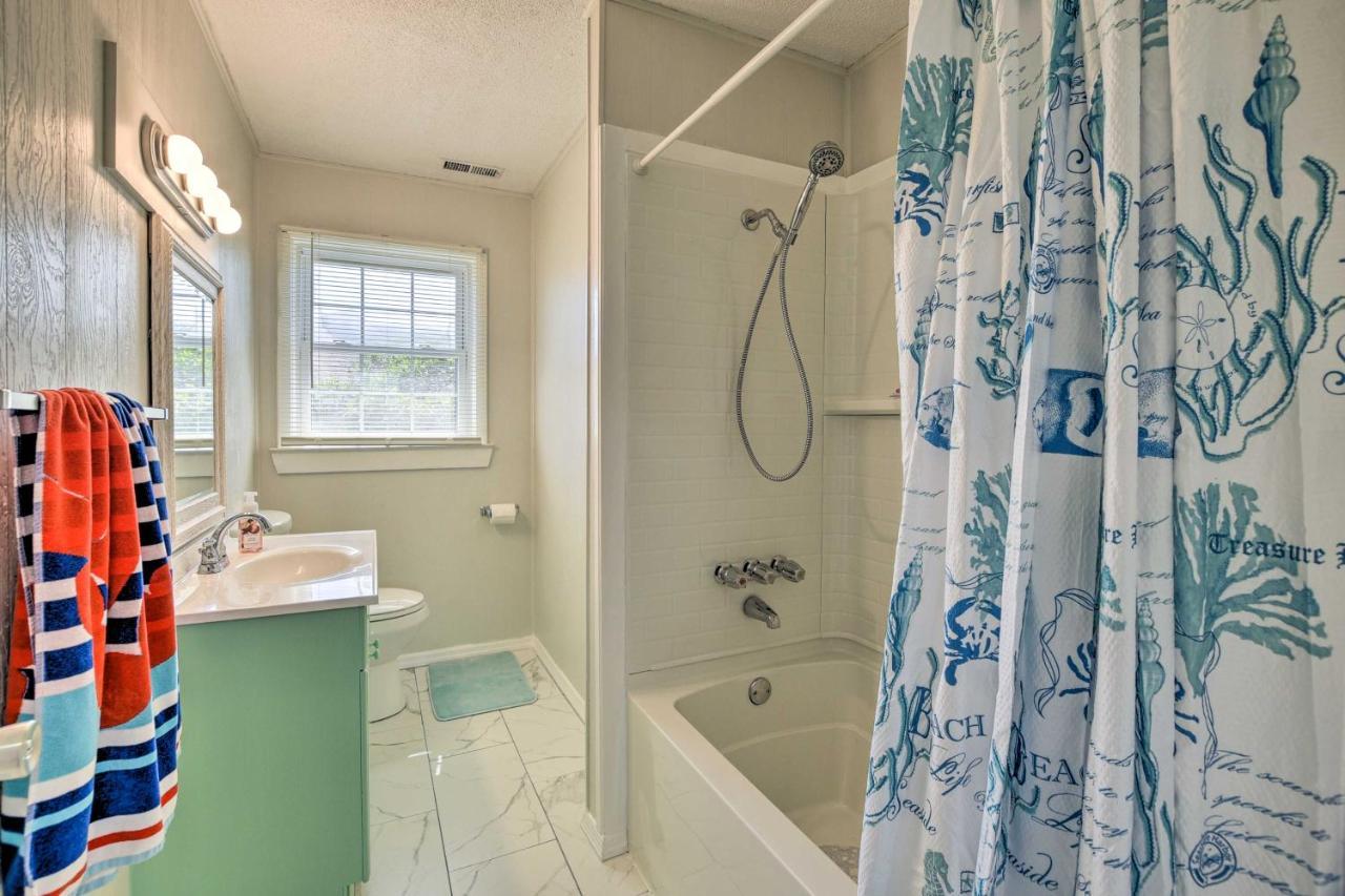 Oak Island Beach Abode With Deck Walk To Shore! Eksteriør bilde