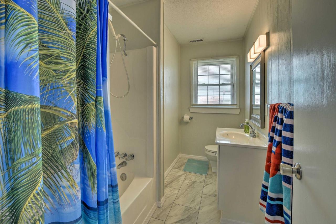 Oak Island Beach Abode With Deck Walk To Shore! Eksteriør bilde
